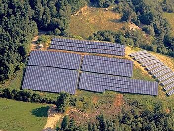 Die Solaranlage bei Krumme Fohre ist am Hang gebaut - auf dem Gelände einer ehemaligen Erdaushubdeponie. Die Luftaufnahme stammt von Unternehmer Mario Münch.