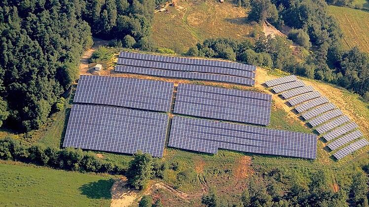 Die Solaranlage bei Krumme Fohre ist am Hang gebaut - auf dem Gelände einer ehemaligen Erdaushubdeponie. Die Luftaufnahme stammt von Unternehmer Mario Münch.