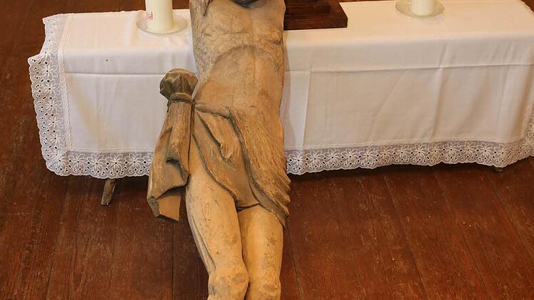 Die Christus-Figur, hier aufgebaut für eine Passionsandacht im Gemeinderaum ist der zweite Dachbodenfund ...
