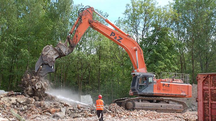 Mit schwerem Gerät beseitigt eine Abbruchfirma die Gebäude des ehemaligen Annawerks im "Alextal". Fotos: Rainer Lutz