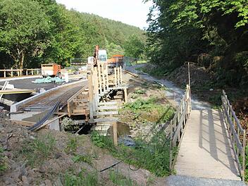 200 000 Euro kostet die Teilerneuerung der Brücke über die Ölsnitz. Für Fußgänger und schiebende Radfahrer wurde ein Behelfssteg aus Holz errichtet.  Foto: Friedwald Schedel