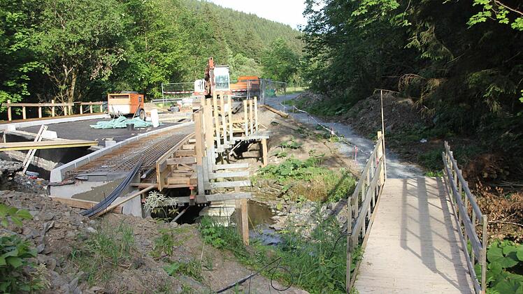 200 000 Euro kostet die Teilerneuerung der Brücke über die Ölsnitz. Für Fußgänger und schiebende Radfahrer wurde ein Behelfssteg aus Holz errichtet.  Foto: Friedwald Schedel