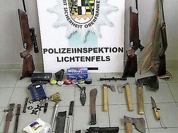 Die sichergestellten Gegenstände und Waffen Foto: Polizei