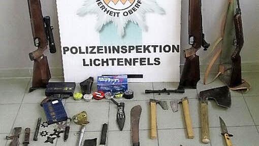Die sichergestellten Gegenstände und Waffen Foto: Polizei