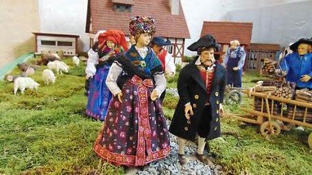 Die Figuren machen sich auf den Weg zum Christkind.