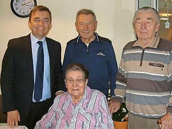 Die aus Nordhalben stammende Betty Simon feierte im Wallenfelser Altenheim ihren 90. Geburtstag. Zu den Gratulanten gehörten (von links) Bürgermeister Jens Korn sowie die Brüder Paul und Heinrich.  Foto: Hans Franz