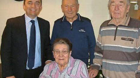 Die aus Nordhalben stammende Betty Simon feierte im Wallenfelser Altenheim ihren 90. Geburtstag. Zu den Gratulanten gehörten (von links) Bürgermeister Jens Korn sowie die Brüder Paul und Heinrich.  Foto: Hans Franz