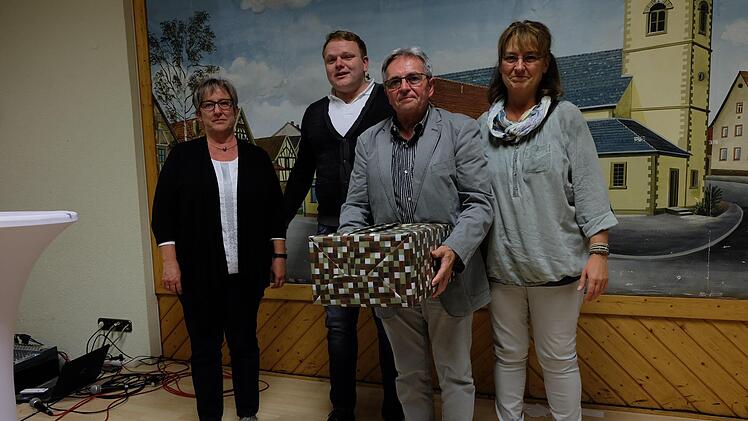 Sonderehrung an Ludwig Schm&ouml;ger f&uuml;r au&szlig;ergew&ouml;hnliche Leistungen. (von links): Manuela Gehring, Manuel Schneider, Ludwig Schm&ouml;ger, Susanne Markert.. Foto: Philipp Bauernschubert