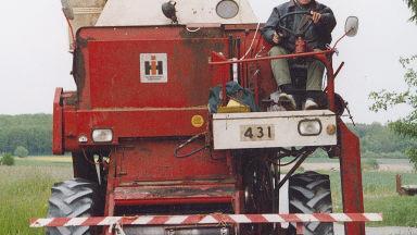 Bis vor drei Jahren fuhr Eugen Schmitt noch Mähdrescher, wenn Not am Mann war. Repro: Dieter Britz