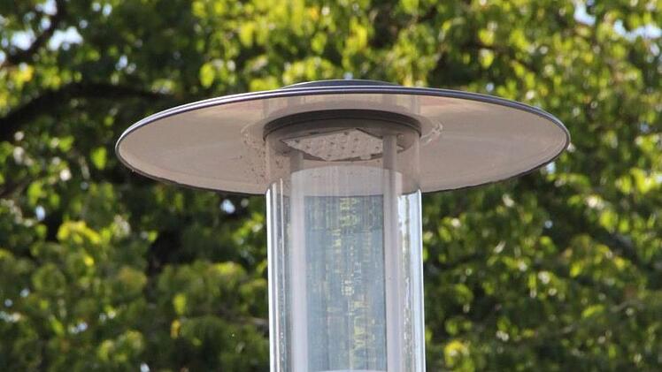 Die Lampen sind mit neu entwickelten Leuchten ausgestattet. Sie strahlen kein Licht nach oben ab. Foto: Ulrike Müller