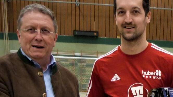 Oberbürgermeister Henry Schramm überreicht Torschützenkönig Steffen Taubenreuther die Torjägerkanone. Foto: Werner Reißaus