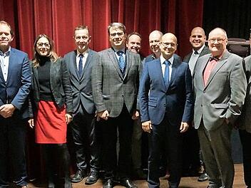 Nach den Neuwahlen des Vorstands (v. l.): Karl-Heinz Schrenker, Jürgen Schüpferling, Martina Hübner, Udo Schönfelder, Christian Jaklin, Thomas Schmitt, Peter Beugel, Alexander Brehm, Roman Sostin (Referent), Hans-Werner Eisen, Eduard Nöth und Roland Wölfel  Foto: privat