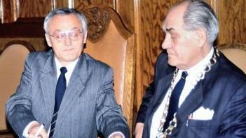 Die Grenzöffnung am 12. November 1989 und der Abschluss der Städtepartnerschaft mit der Nachbarstadt Sonneberg - hier bei der Unterzeichnung der Urkunde mit Sonnebergs Bürgermeister Klaus Oberender am 10. Februar 1990 - war mit ein Höhepunkt seiner politischen Karriere.