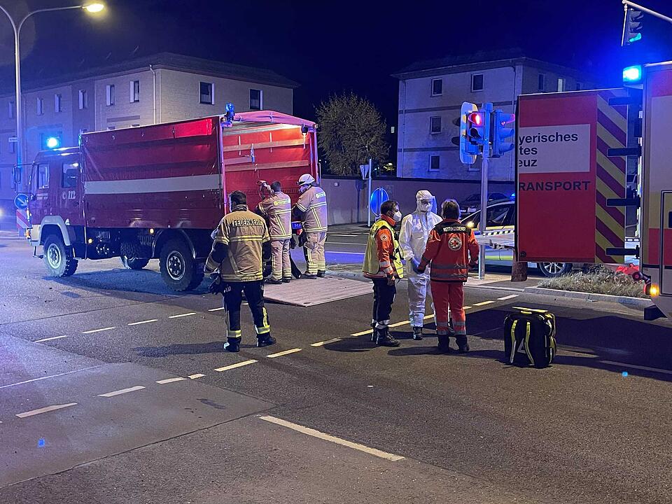 Nach Unfall mit Intensivtransportwagen: Beatmeter Corona-Patient muss auf offener Straße umgelagert werden
