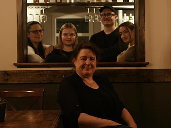 Sie sind die Macher in der Bad Brückenauer "Klappe": Tanja Spahn (vorn) und ihr Team (von links) Jessica Stembik, Maja Walter, Leander Nickola und Michelle Bassing. Foto: Steffen Standke