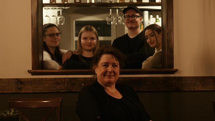 Sie sind die Macher in der Bad Brückenauer "Klappe": Tanja Spahn (vorn) und ihr Team (von links) Jessica Stembik, Maja Walter, Leander Nickola und Michelle Bassing. Foto: Steffen Standke