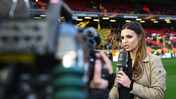 Schon in ihrem Volontariat bei Sky berichtete Wontorra direkt vom Spielfeldrand und macht das bis heute.