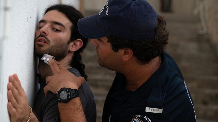 Der junge Polizist Alexis Sisamakis (Danilo Kamperidis, rechts) ist auf Kreta aufgewachsen, er kennt fast jeden in seinem Heimatort, auch Kleinkriminelle wie Costas (Nicolas Sidiropulos). Das erschwert es ihm h&auml;ufig, zwischen Pflicht und Freundschaft oder Loyalit&auml;t zu unterscheiden.
