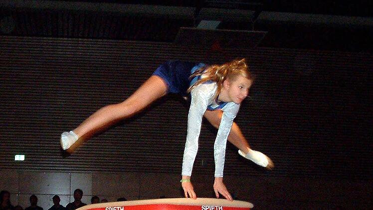 Mit Grazie und Anmut flogen die Geräteturnerinnen geradezu über den Sprungtisch in der Turnhalle.
