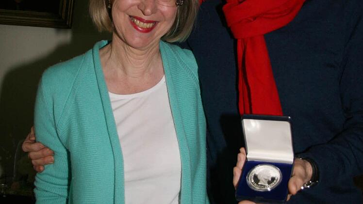 Cornelie und Rainer Vormbrock freuen sich über die Denkmalschutzmedaille. Denn die Sanierung des Schlosses war sehr aufwendig und zog sich über Jahrzehnte hin.