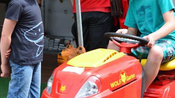 Auf diese, Aufsitzmäher konnten Runden gedreht werden.