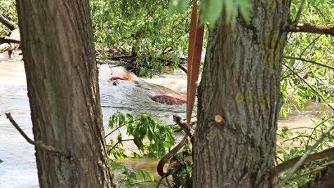 Zwei Boote haben sich verkeilt.