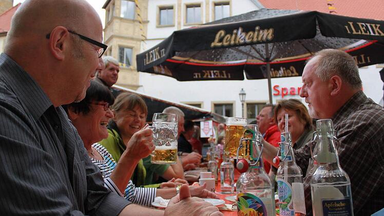 Nicht nur beim Eberner Altstadtfest waren Diakon Sven Steffan (links) und Pfarrer Rudolf Theiler (rechts) stets ein Herz und eine Seele.