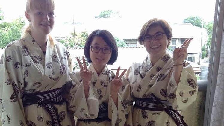 Rebekka (r.) hat mit zwei anderen Rotary-Austauschschülern einen Kimono anprobiert. Foto: privat