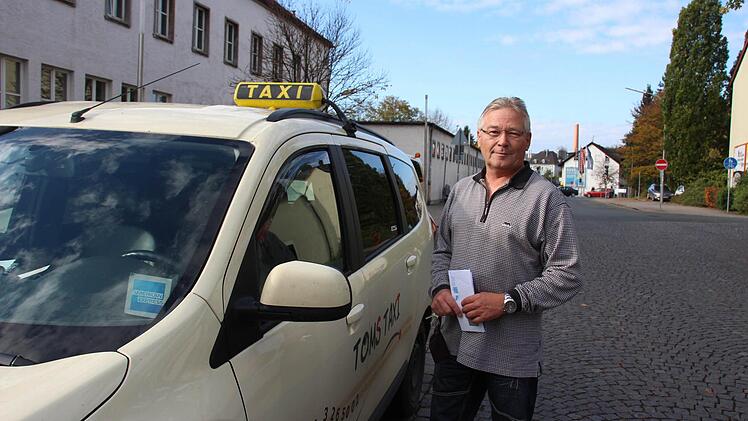 Das Warten auf Kunden könnte für Taxifahrer wie Thomas Stolz bald vorbei sein. Müssen künftig Fahrgäste auf Taxis warten?Fotos: Peter Groscurth