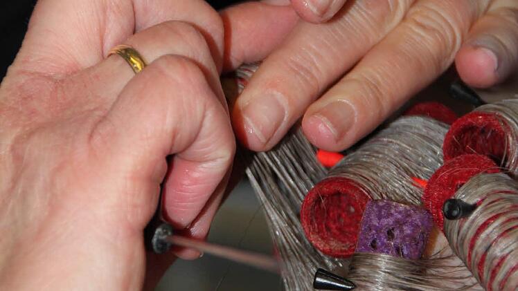 Mit Lockenstab und Wicklern bekommt die Frisur wieder Pfiff. Foto: Ulrike Müller