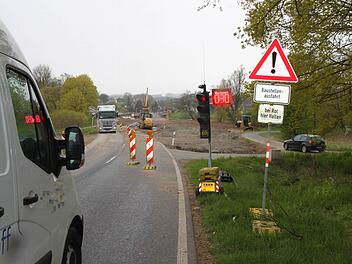 An der Baustelle bei der Mainbrücke zwischen Melkendorf und Katschenreuth regelt eine Ampel mit der Restzeit-Anzeige für die Rotphase den Verkehr. Foto: Alexander Hartmann