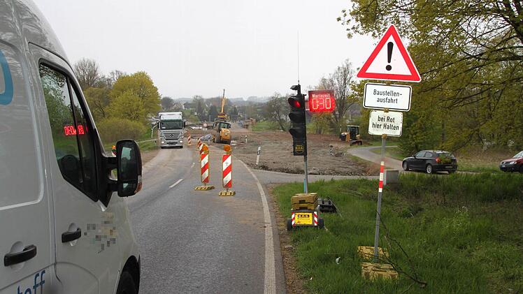 An der Baustelle bei der Mainbrücke zwischen Melkendorf und Katschenreuth regelt eine Ampel mit der Restzeit-Anzeige für die Rotphase den Verkehr. Foto: Alexander Hartmann