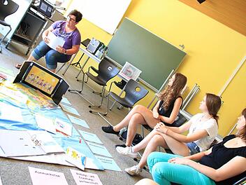 Tipps für ihre praktische Arbeit erhielten die Schülerinnen der Fachakademie bei den Thementagen "Flucht und Asyl". Foto: Heike Beudert