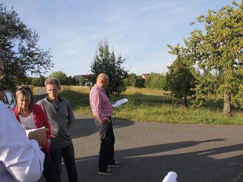 Voraussetzungen für neue Bauplätze werden im Ortsteil Gereuth geschaffen. Das beschloss der Gemeinderat Untermerzbach in seiner Sitzung am Dienstag. Hier sehen sich Mitglieder des Bauausschusses Plan und Gelände in Gereuth an.  Fotos: Helmut Will