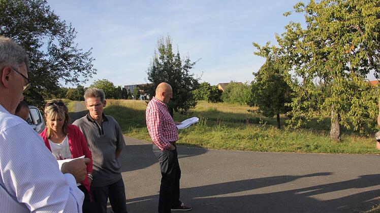 Voraussetzungen für neue Bauplätze werden im Ortsteil Gereuth geschaffen. Das beschloss der Gemeinderat Untermerzbach in seiner Sitzung am Dienstag. Hier sehen sich Mitglieder des Bauausschusses Plan und Gelände in Gereuth an.  Fotos: Helmut Will