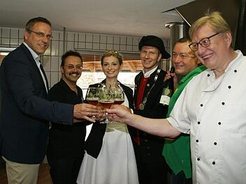 Auf die Getränk gewordene Symbiose aus Wein- und Bierfranken stoßen an (von links): Rauhenebrachs Bürgermeister Matthias Bäuerlein, Winzer Udo Vogt, die Prinzessin des Abt-Degen-Weintals Elisabeth Goger, Bierprinz Sebastian Gocker, Braumeister Helmut Bayer und Küchenchef Michael Bayer. Foto: Sabine Weinbeer