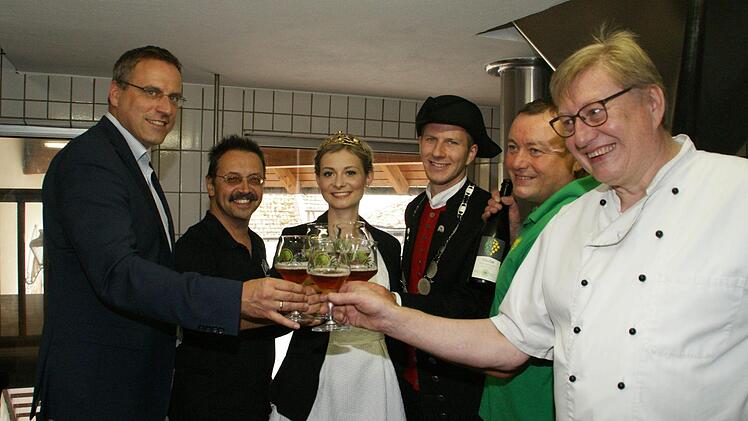 Auf die Getränk gewordene Symbiose aus Wein- und Bierfranken stoßen an (von links): Rauhenebrachs Bürgermeister Matthias Bäuerlein, Winzer Udo Vogt, die Prinzessin des Abt-Degen-Weintals Elisabeth Goger, Bierprinz Sebastian Gocker, Braumeister Helmut Bayer und Küchenchef Michael Bayer. Foto: Sabine Weinbeer