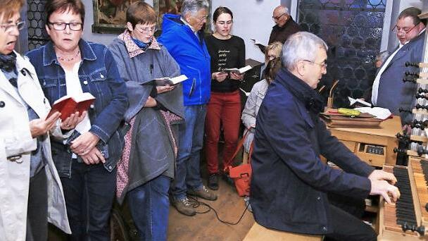 Regionalkantor Georg Schäffner an der Kögler Orgel in der St. Nikolauskriche von Pinzberg Foto: Franz Galster