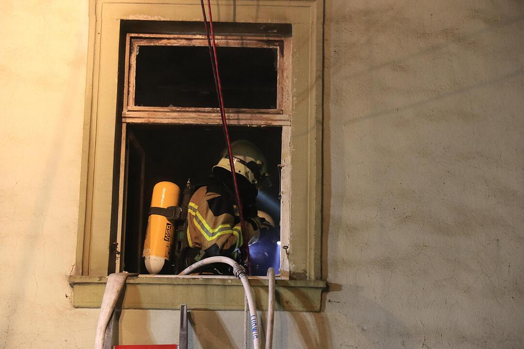 Dachstuhl in Flammen - Großeinsatz für Feuerwehr