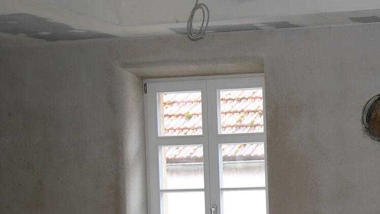 Die Löcher in der Wand nehmen eine Lüftungsanlage auf.Foto: Katrin Geyer