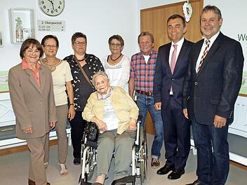 Zum 95. Geburtstag von Berta Kätzel (vorne) gratulierten stellvertretender Landrat Gerhard Wunder (re), Bürgermeister Jens Korn (2.v.re) und von links Marga Spranger und Rosi Hentschel vom Besuchsdienst, Enkelin Steffi, Schwiegertochter Anita und Sohn Hubert. Foto: Deuerling