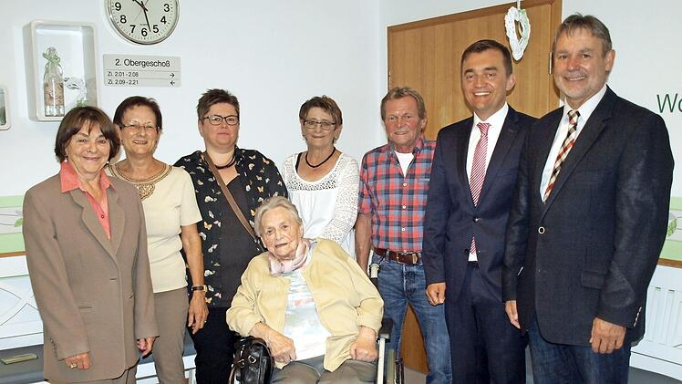 Zum 95. Geburtstag von Berta Kätzel (vorne) gratulierten stellvertretender Landrat Gerhard Wunder (re), Bürgermeister Jens Korn (2.v.re) und von links Marga Spranger und Rosi Hentschel vom Besuchsdienst, Enkelin Steffi, Schwiegertochter Anita und Sohn Hubert. Foto: Deuerling
