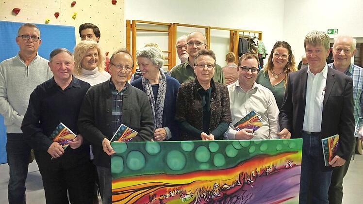 Die Autoren des Heimatboten stellten sich mit Bärbel Kachler (Mitte), die das Umschlagbild geschaffen hat, zum Gruppenfoto. Foto: Thomas Simon
