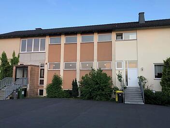 In Hesselbach wird das alte Schulgebäude mithilfe der Förderoffensive Nordostbayern abgerissen und durch einen Neubau als Gemeinschaftszentrum ersetzt.  : Michael Wunder