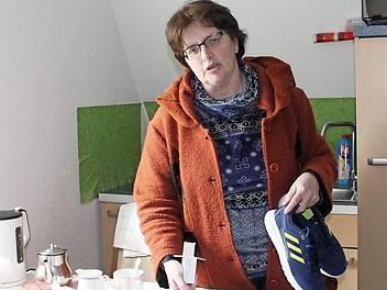 Uschi Schmidt in der Wohnung von Luiza und ihrem Mann in Herzogenaurach, kurz nach der Abschiebung. Damals ist vieles liegen geblieben.  Foto: Bernhard Panzer