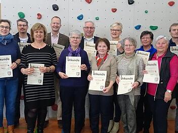 Das bronzene Abzeichen für 15 Jahre Mitgliedschaft erhielten (von links) Andreas Schießer, Katharina Lux, Petro Keller, Edeltraud Keller, Sebastian Hose, Gold (40 Jahre) für Anita Schuberth, Joachim Hockgeiger, Ingrid Naumann, Margarete Keller (Silber für 25 Jahre), Angelika Pfeifer, Helga Weber, Karin Hartmann (alle drei Gold) sowie Peter Seufert und Bianca Greb (beide Silber).