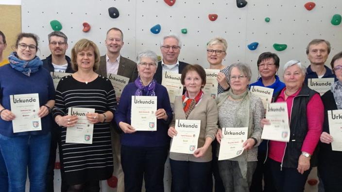 Das bronzene Abzeichen für 15 Jahre Mitgliedschaft erhielten (von links) Andreas Schießer, Katharina Lux, Petro Keller, Edeltraud Keller, Sebastian Hose, Gold (40 Jahre) für Anita Schuberth, Joachim Hockgeiger, Ingrid Naumann, Margarete Keller (Silber für 25 Jahre), Angelika Pfeifer, Helga Weber, Karin Hartmann (alle drei Gold) sowie Peter Seufert und Bianca Greb (beide Silber).