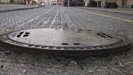 Eigentlich wollten die Hiltpoltsteiner vor der Sanierung der B 2 ihre Kanalisation in der Straße verbessern. Das sollte verhindern, dass weiter Gullydeckel bei Starkregen hochgedrückt werden. Es stellte sich heraus, dass die Maßnahme zu teuer und  zudem unnötig wäre.Symbolbild: Pelnasch