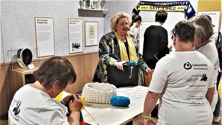Die stellvertretende Bezirkstagspräsidentin Eva Maria Linsenbreder (SPD) im Gespräch mit Mitgliedern von "including stepps", der Stepptanzgruppe der Lebenshilfe Aschaffenburg. Foto: Sigismund von Dobschütz