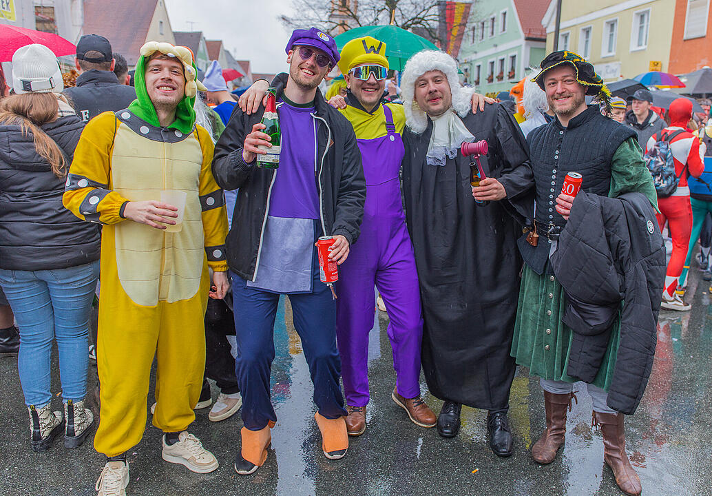 Buntes Faschingstreiben begeistert groß und klein.